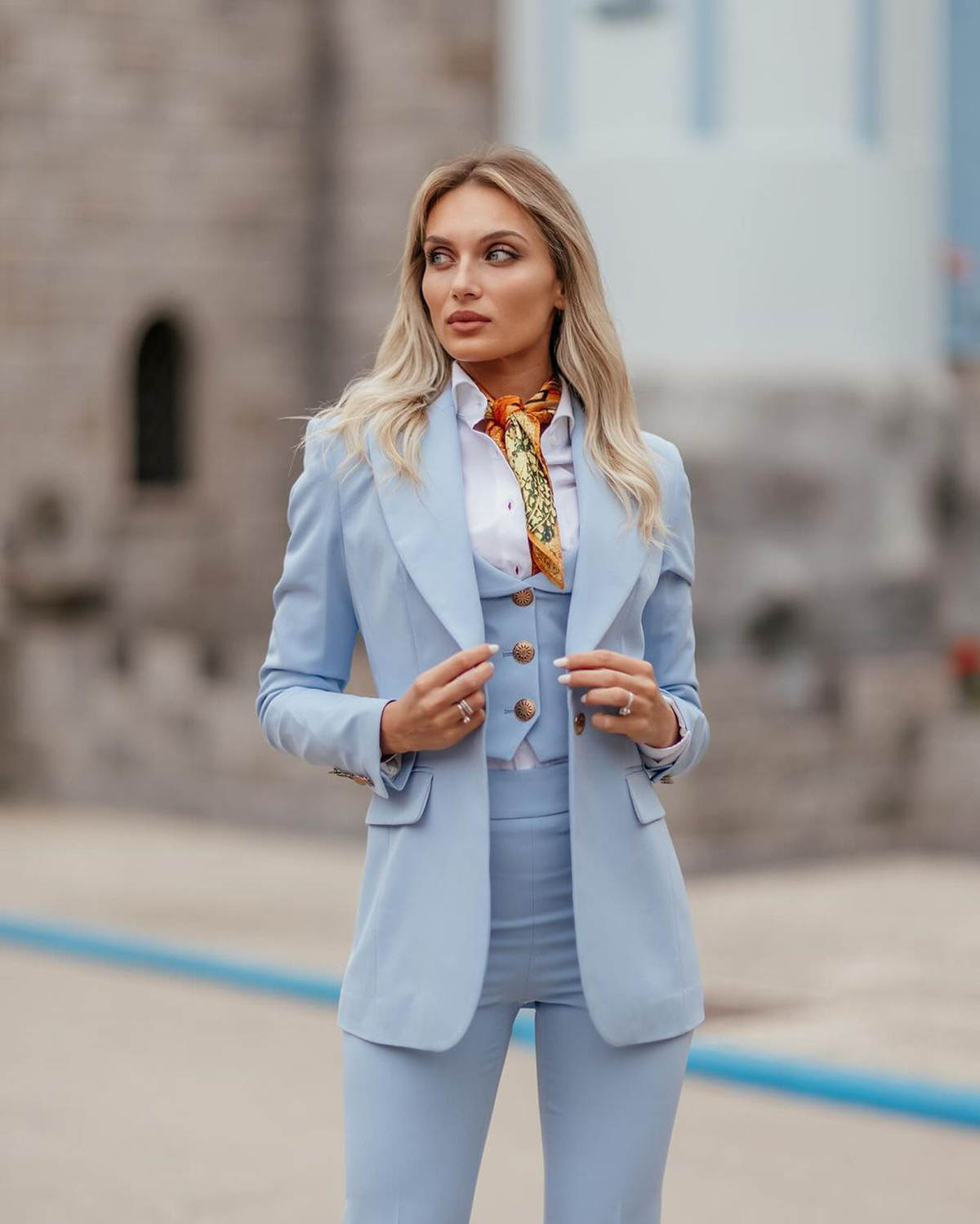 Damen-Anzüge in Himmelblau mit – Women Formal Wear With Tie Bewertung und Preis