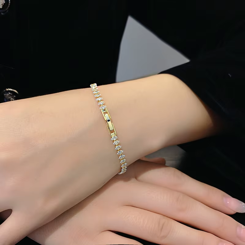 Zierliches Gold-CZ-Armband – F – Formal Wear Jewelry For Women Bewertung und Preis