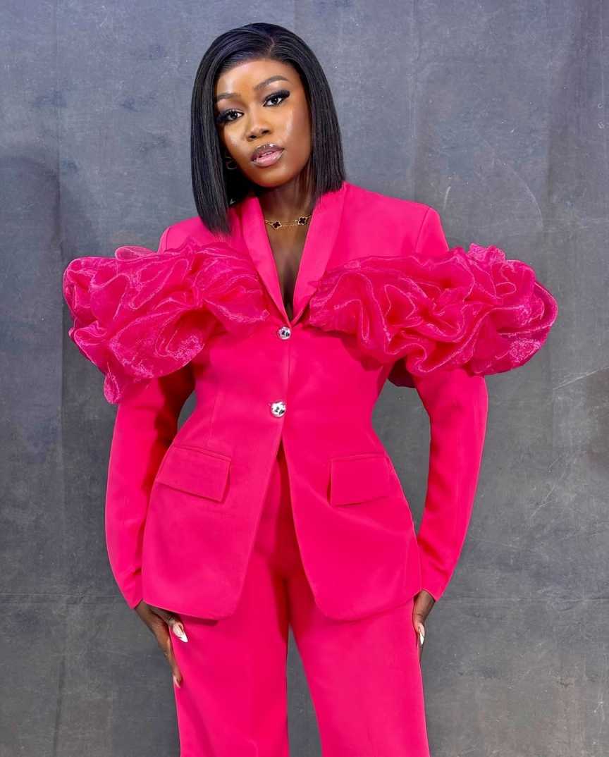 Maßgeschneiderte Hot Pink Dame – Women Formal Wear With Tie Bewertung und Preis