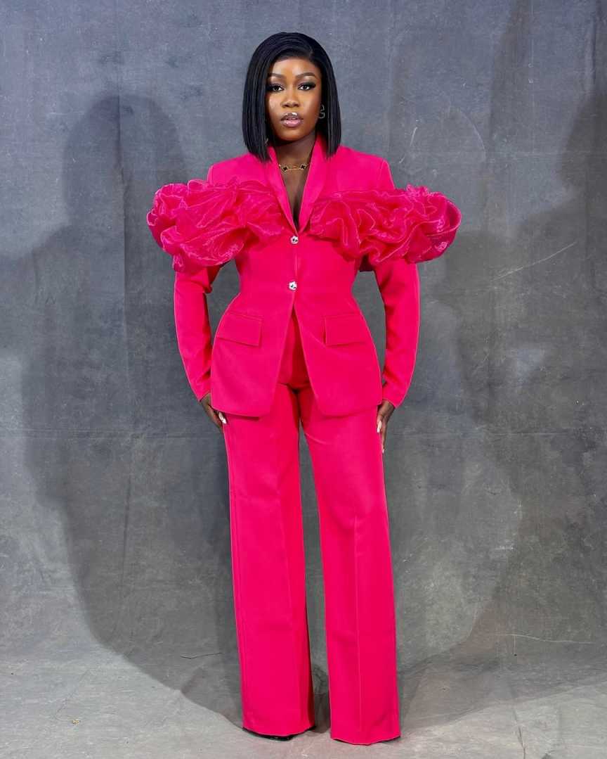 Maßgeschneiderte Hot Pink Dame – Women Formal Wear With Tie Bewertung und Preis
